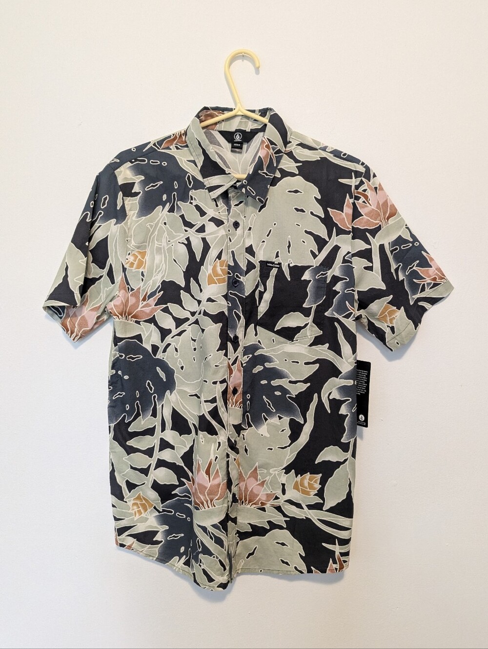 NWT Volcom Tropical Floral Boho Resortwear Shirt Festival Cabana Skate Surf - M